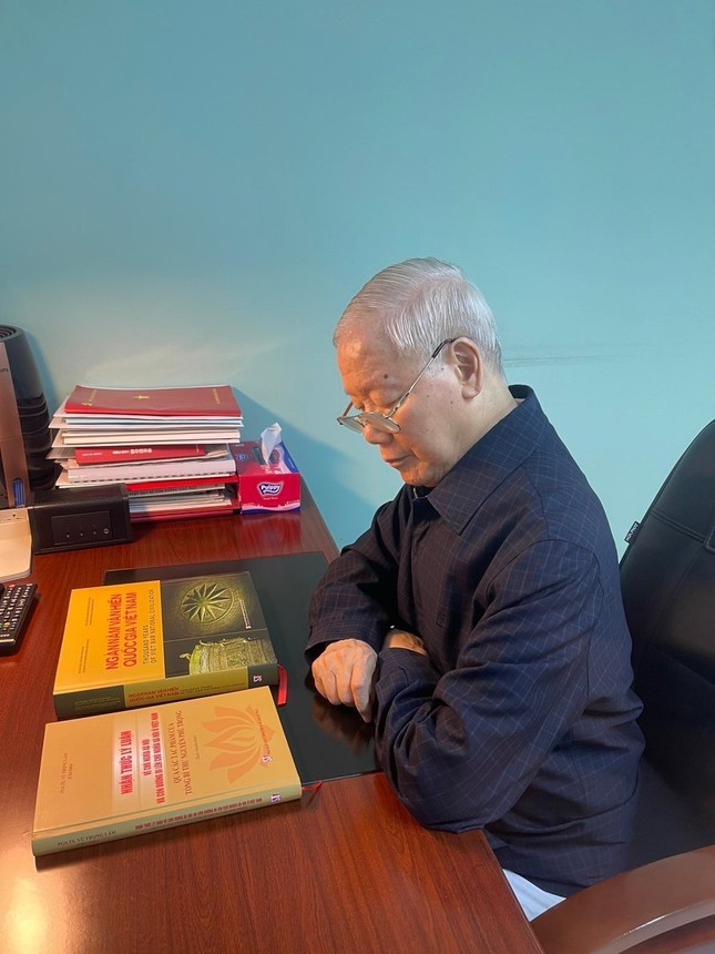 Cuốn sách được Tổng Bí thư Nguyễn Phú Trọng đọc trong ngày cuối điều trị ảnh 1
