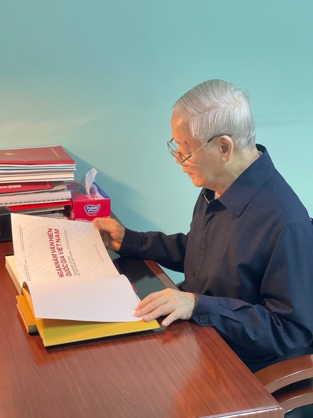 Cuốn sách được Tổng Bí thư Nguyễn Phú Trọng đọc trong ngày cuối điều trị ảnh 2