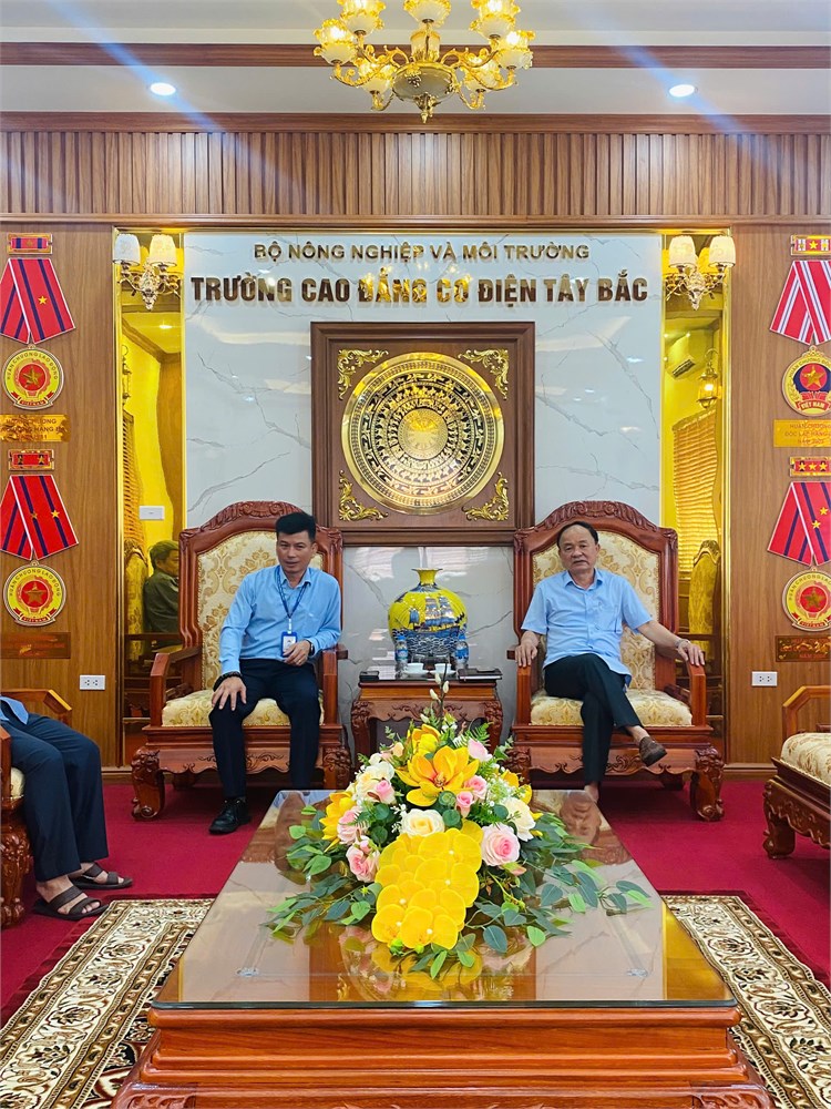 Lan tỏa văn hóa đọc: Đại học Công nghiệp Hà Nội trao tặng gần 4.000 đầu sách cho Trường Cao đẳng Cơ điện Tây Bắc (Hòa Bình)