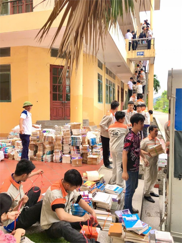 Trao hơn 3.500 đầu sách – Cầu nối tri thức giữa Trường Đại học Công nghiệp Hà Nội và Trường Cao đẳng Công nghiệp và Xây dựng