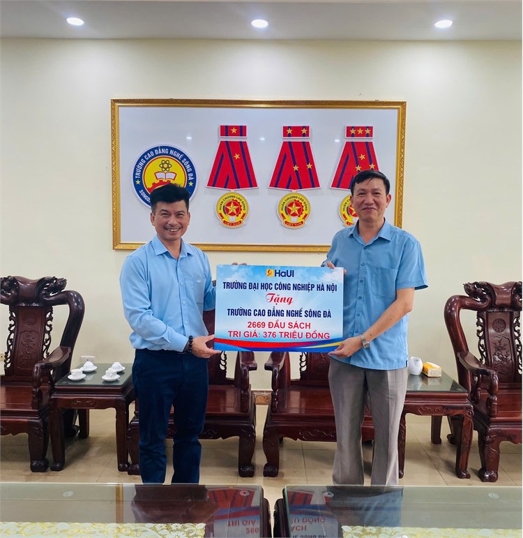 Đại học Công nghiệp Hà Nội trao tặng hơn 2.600 đầu sách – Lan tỏa tri thức đến Trường Cao đẳng nghề Sông Đà