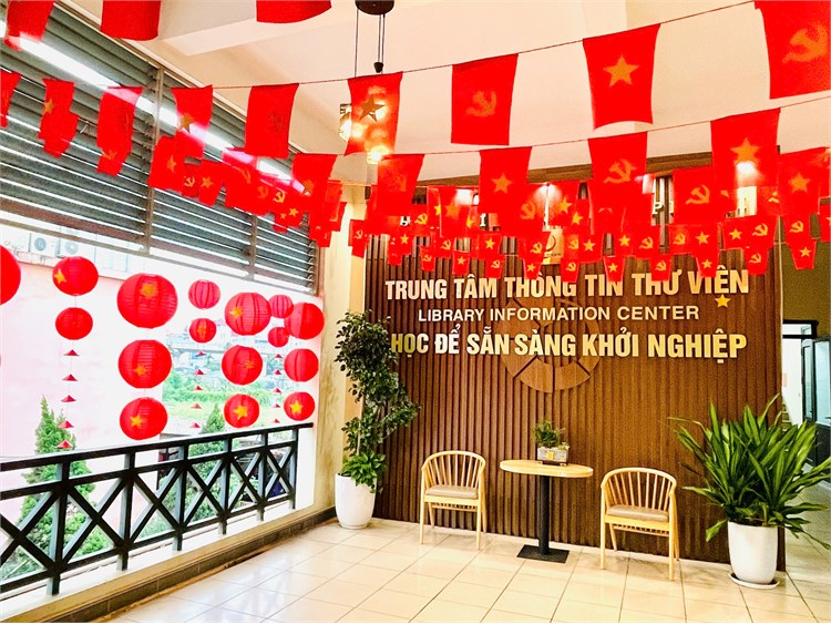 Thư viện Đại học Công nghiệp Hà Nội rực rỡ cờ hoa chào mừng 80 năm Cách mạng Tháng Tám và Quốc Khánh 2/9