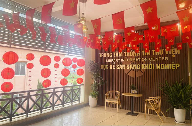 Thư viện Đại học Công nghiệp Hà Nội rực rỡ cờ hoa chào mừng 80 năm Cách mạng Tháng Tám và Quốc Khánh 2/9
