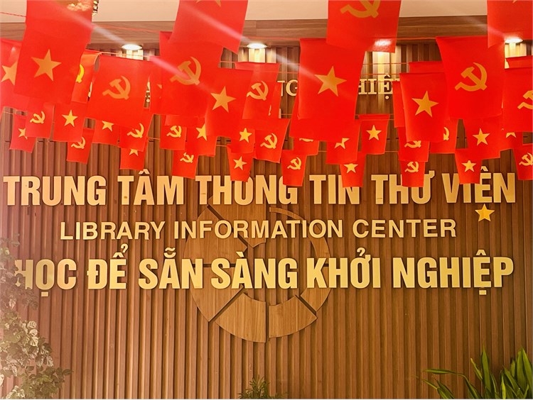 Thư viện Đại học Công nghiệp Hà Nội rực rỡ cờ hoa chào mừng 80 năm Cách mạng Tháng Tám và Quốc Khánh 2/9