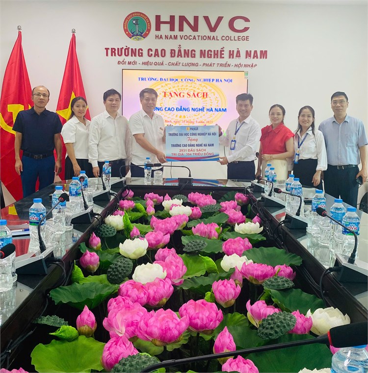 Thư viện Đại học Công nghiệp Hà Nội trao tặng gần 3.000 đầu sách cho Trường Cao đẳng nghề Hà Nam
