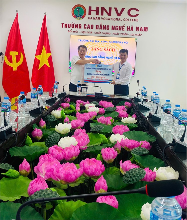 Thư viện Đại học Công nghiệp Hà Nội trao tặng gần 3.000 đầu sách cho Trường Cao đẳng nghề Hà Nam