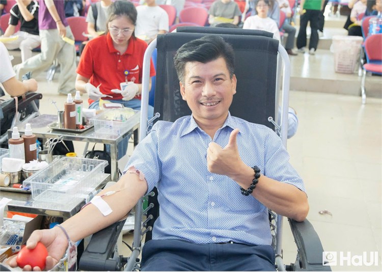 Cán bộ, viên chức Trung tâm Thông tin – Thư viện tham gia Ngày hội Hiến máu tình nguyện “Cầu vồng nhân ái” năm 2025