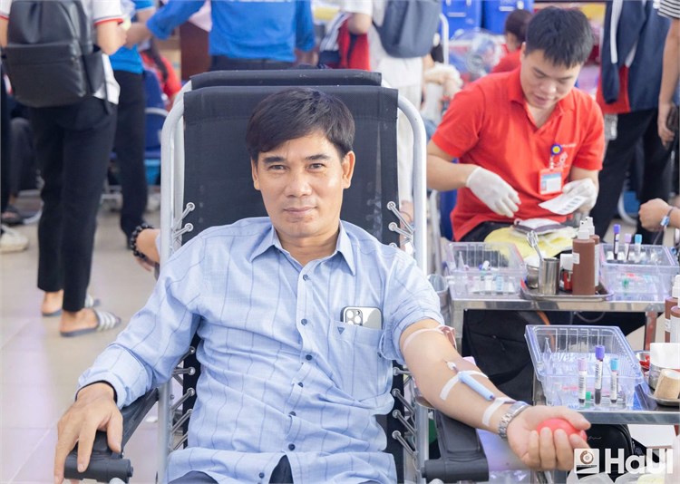 Cán bộ, viên chức Trung tâm Thông tin – Thư viện tham gia Ngày hội Hiến máu tình nguyện “Cầu vồng nhân ái” năm 2025