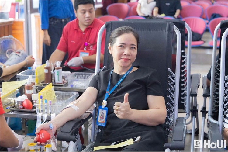 Cán bộ, viên chức Trung tâm Thông tin – Thư viện tham gia Ngày hội Hiến máu tình nguyện “Cầu vồng nhân ái” năm 2025