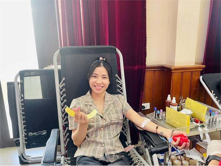 Cán bộ, viên chức Trung tâm Thông tin – Thư viện tham gia Ngày hội Hiến máu tình nguyện “Cầu vồng nhân ái” năm 2025