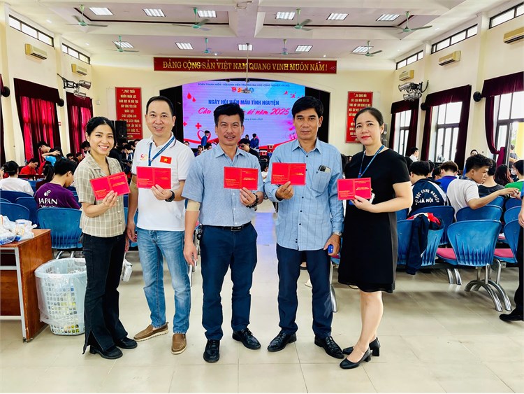 Cán bộ, viên chức Trung tâm Thông tin – Thư viện tham gia Ngày hội Hiến máu tình nguyện “Cầu vồng nhân ái” năm 2025