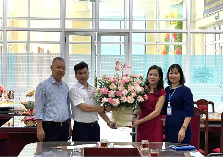 Thư viện tổ chức hoạt động chào mừng Ngày Phụ nữ Việt Nam 20/10