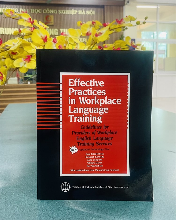 Lan tỏa tri thức – TS. Trần Thị Duyên, Giám đốc Trung tâm Khảo thí trao tặng 19 đầu sách cho Thư viện Đại học Công nghiệp Hà Nội