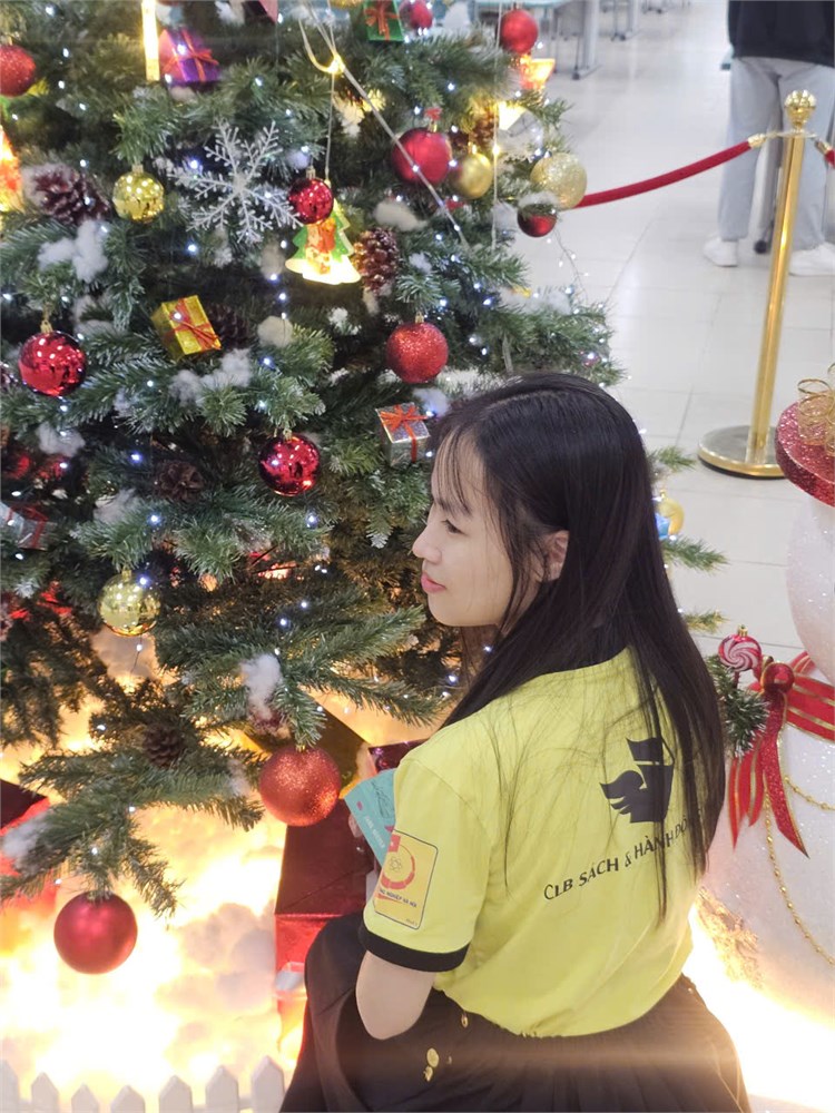 Không gian tri thức bừng sáng sắc Noel tại Thư viện Đại học Công nghiệp Hà Nội