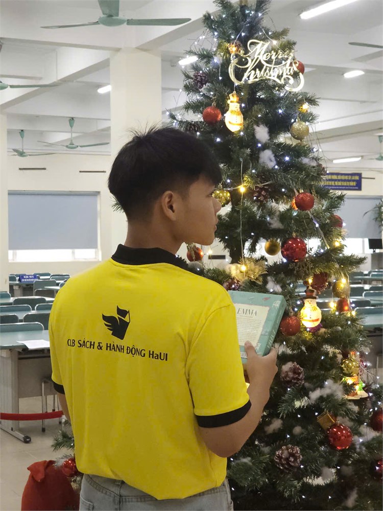 Không gian tri thức bừng sáng sắc Noel tại Thư viện Đại học Công nghiệp Hà Nội
