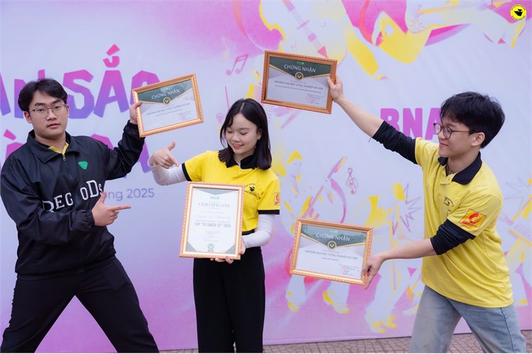 Câu lạc bộ `Sách và hành động HaUI` tham dự Gala “Vạn sắc hòa ca 2025”