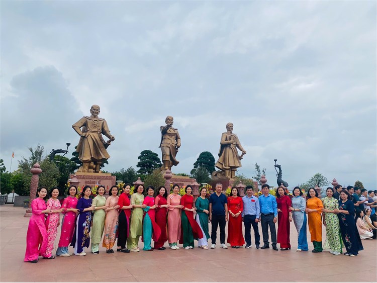 Học tập đầu năm từ mạch nguồn lịch sử – văn hóa dân tộc: Trung tâm Thông tin – Thư viện tham quan, nghiên cứu thực tế tại Hải Phòng