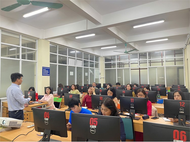 Thư viện Đại học Công nghiệp Hà Nội tập huấn quy trình sản xuất tài liệu số với thiết bị số hóa chuyên dụng