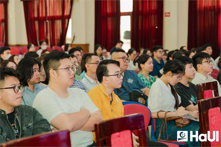 Hướng dẫn học viên cao học khai thác tài nguyên thông tin thư viện: Nâng cao năng lực nghiên cứu trong kỷ nguyên số