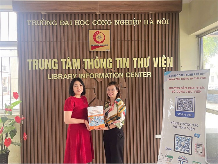 Trao tặng sách chuyên ngành Công nghệ thực phẩm cho Thư viện Đại học Công nghiệp Hà Nội