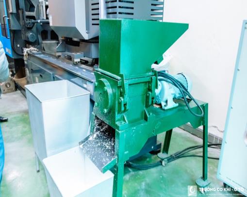 Nghiên cứu tính toán, thiết kế, chế tạo thiết bị tự động tái chế phế liệu nhựa của máy ép nhựa