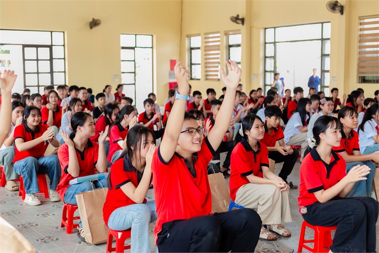 Trao tặng những món quà ý nghĩa tới học sinh Trường TH&THCS Bắc Phong nhân dịp năm học mới