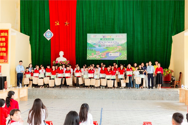 Trao tặng những món quà ý nghĩa tới học sinh Trường TH&THCS Bắc Phong nhân dịp năm học mới