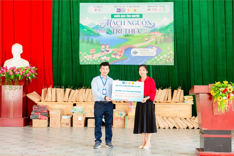 Trao tặng những món quà ý nghĩa tới học sinh Trường TH&THCS Bắc Phong nhân dịp năm học mới