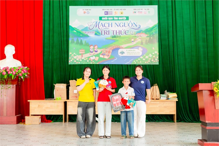 Trao tặng những món quà ý nghĩa tới học sinh có hoàn cảnh khó khăn tại Trường TH&THCS Bắc Phong nhân dịp năm học mới