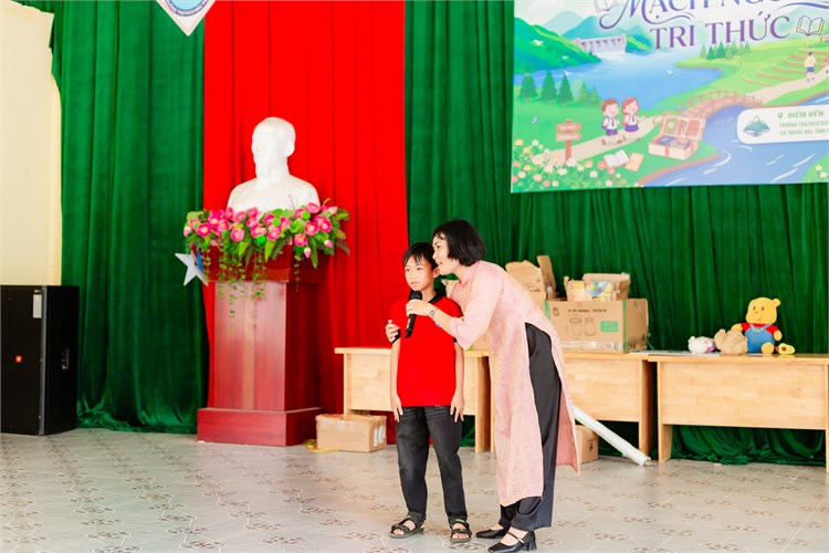 Trao tặng những món quà ý nghĩa tới học sinh có hoàn cảnh khó khăn tại Trường TH&THCS Bắc Phong nhân dịp năm học mới
