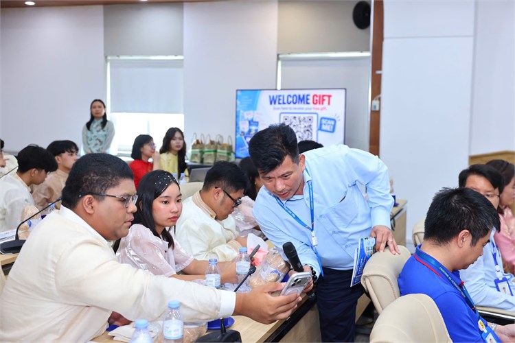 Thư viện HaUI đón tân sinh viên quốc tế tham quan, tìm hiểu và khai thác tài nguyên thông tin
