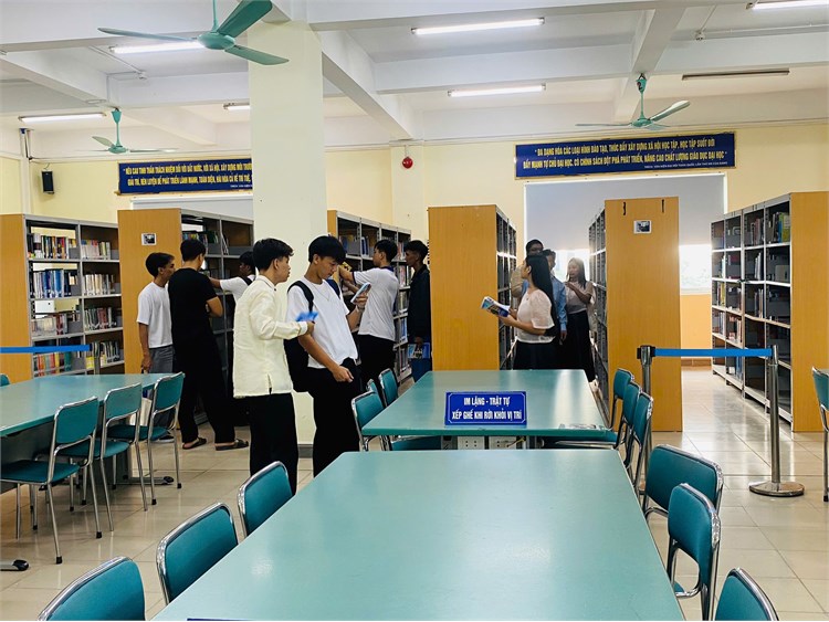 Thư viện HaUI đón tân sinh viên quốc tế tham quan, tìm hiểu và khai thác tài nguyên thông tin