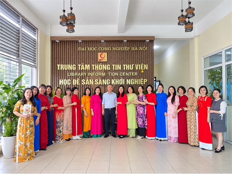 Trung tâm Thông tin – Thư viện HaUI gặp mặt chào mừng Ngày Phụ nữ Việt Nam 20/10