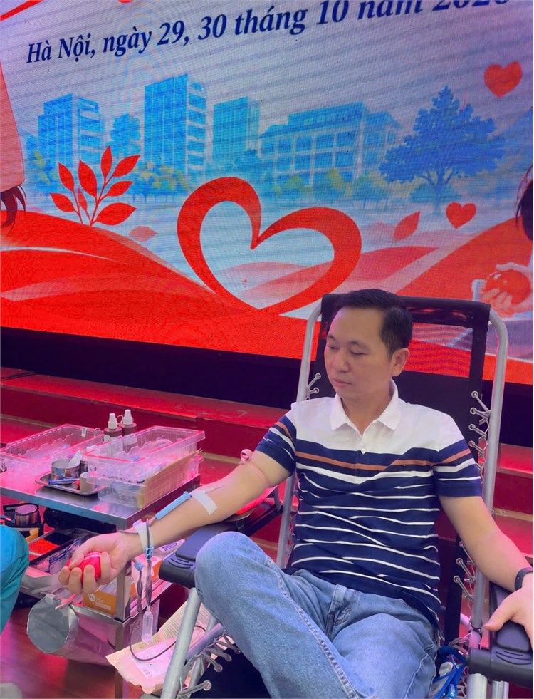 Cán bộ Trung tâm Thông tin - Thư viện tích cực tham gia hiến máu tình nguyện lan tỏa giá trị nhân văn, khẳng định trách nhiệm với cộng đồng