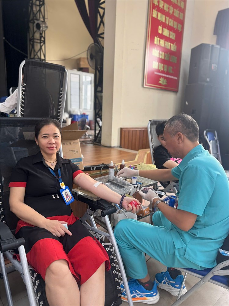 Cán bộ Trung tâm Thông tin - Thư viện tích cực tham gia hiến máu tình nguyện lan tỏa giá trị nhân văn, khẳng định trách nhiệm với cộng đồng