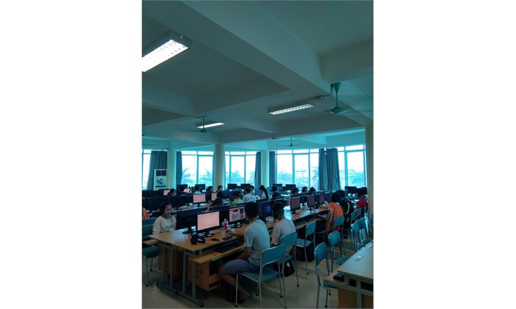 Không khí tự học trong mùa thi tại Thư viện Đại học Công nghiệp Hà Nội