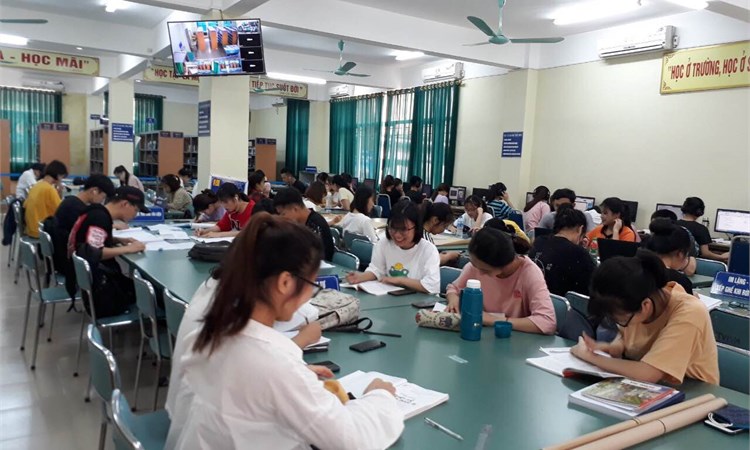 Không khí tự học trong mùa thi tại Thư viện Đại học Công nghiệp Hà Nội