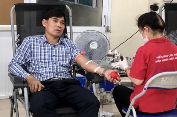 Cán bộ Trung tâm Thông tin Thư viện, Trường Đại học Công nghiệp Hà Nội tham gia Ngày hội hiến máu “Sinh viên vì cộng đồng”