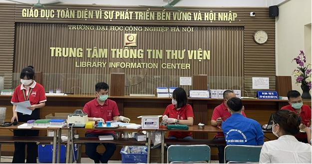 Cán bộ Trung tâm Thông tin Thư viện, Trường Đại học Công nghiệp Hà Nội tham gia Ngày hội hiến máu “Sinh viên vì cộng đồng”