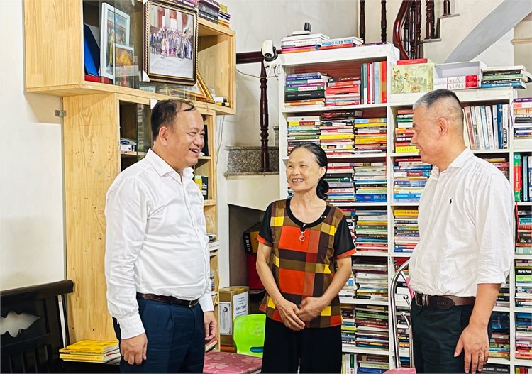 Thư viện Đại học Công nghiệp Hà Nội trao tặng sách cho Câu lạc bộ Không gian đọc Hy vọng tại Thái Bình