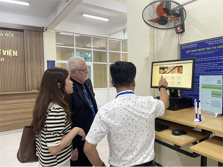 Chuyên gia ABET đến tham quan và khảo sát Thư viện trong đợt đánh giá chính thức 05 chương trình đào tạo trình độ đại học tại trường Đại học Công nghiệp Hà Nội