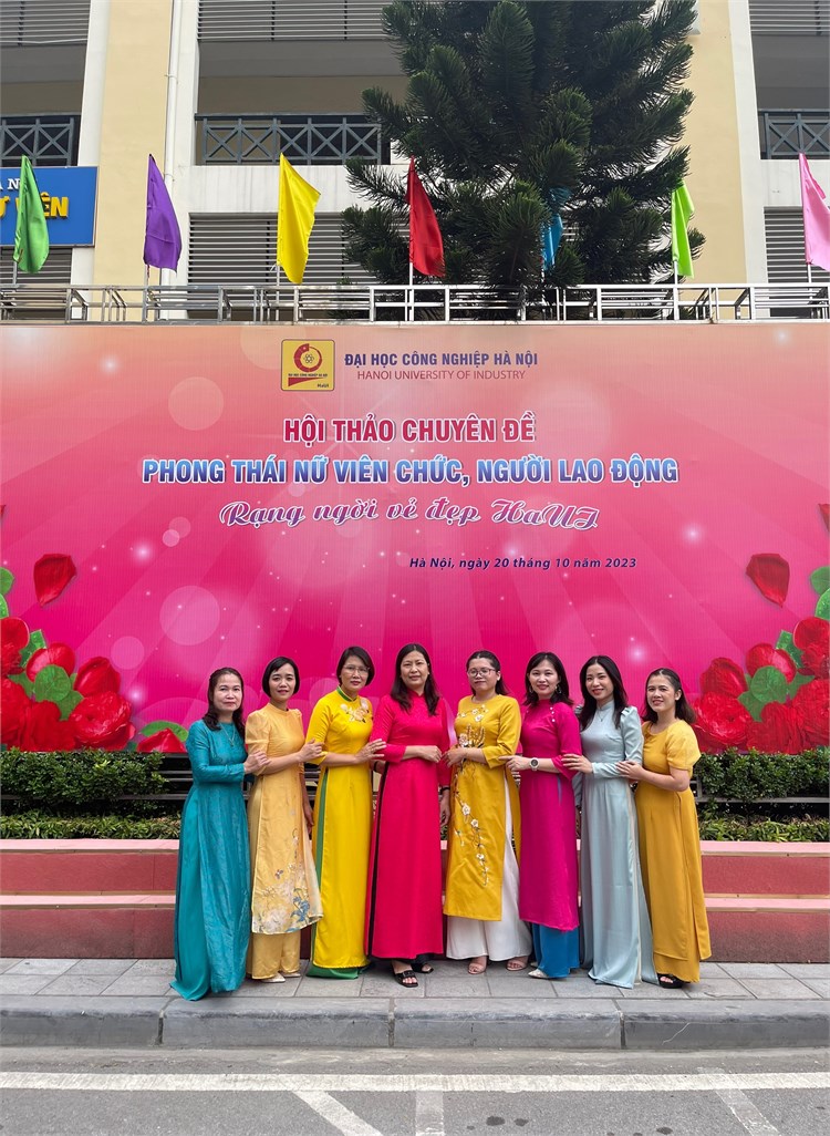Không khí rộn ràng của các hoạt động chào mừng Ngày Phụ nữ Việt Nam 20-10 tại Trung tâm Thông tin Thư viện