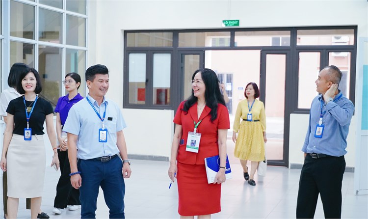 Đón tiếp chuyên gia đến tham quan kiểm tra Thư viện trong đợt Đánh giá chất lượng 06 chương trình đào tạo trình độ Thạc sĩ tại Đại học Công nghiệp Hà Nội