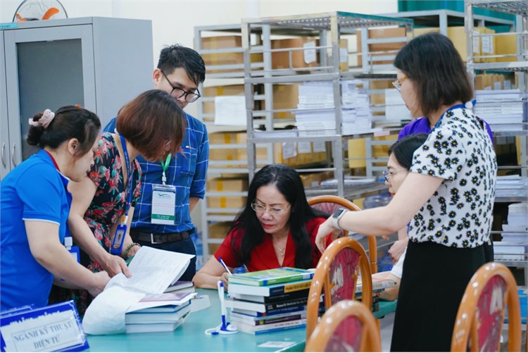 Đón tiếp chuyên gia đến tham quan kiểm tra Thư viện trong đợt Đánh giá chất lượng 06 chương trình đào tạo trình độ Thạc sĩ tại Đại học Công nghiệp Hà Nội