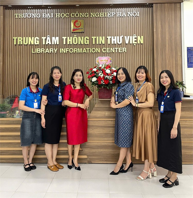 Hoạt động chào mừng Ngày Phụ nữ Việt Nam 20/10 tại Trung tâm Thông tin Thư viện Đại học Công nghiệp Hà Nội