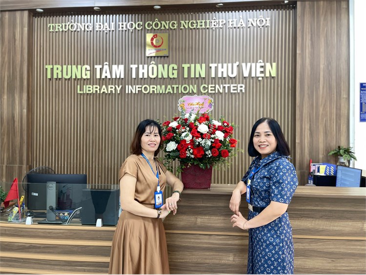 Hoạt động chào mừng Ngày Phụ nữ Việt Nam 20/10 tại Trung tâm Thông tin Thư viện Đại học Công nghiệp Hà Nội