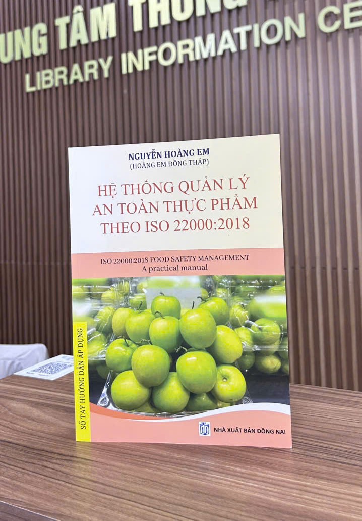 Khoa Công nghệ Hóa trao tặng sách `Hệ thống quản lý An toàn thực phẩm theo ISO 22000:2018` cho Thư viện Đại học Công nghiệp Hà Nội