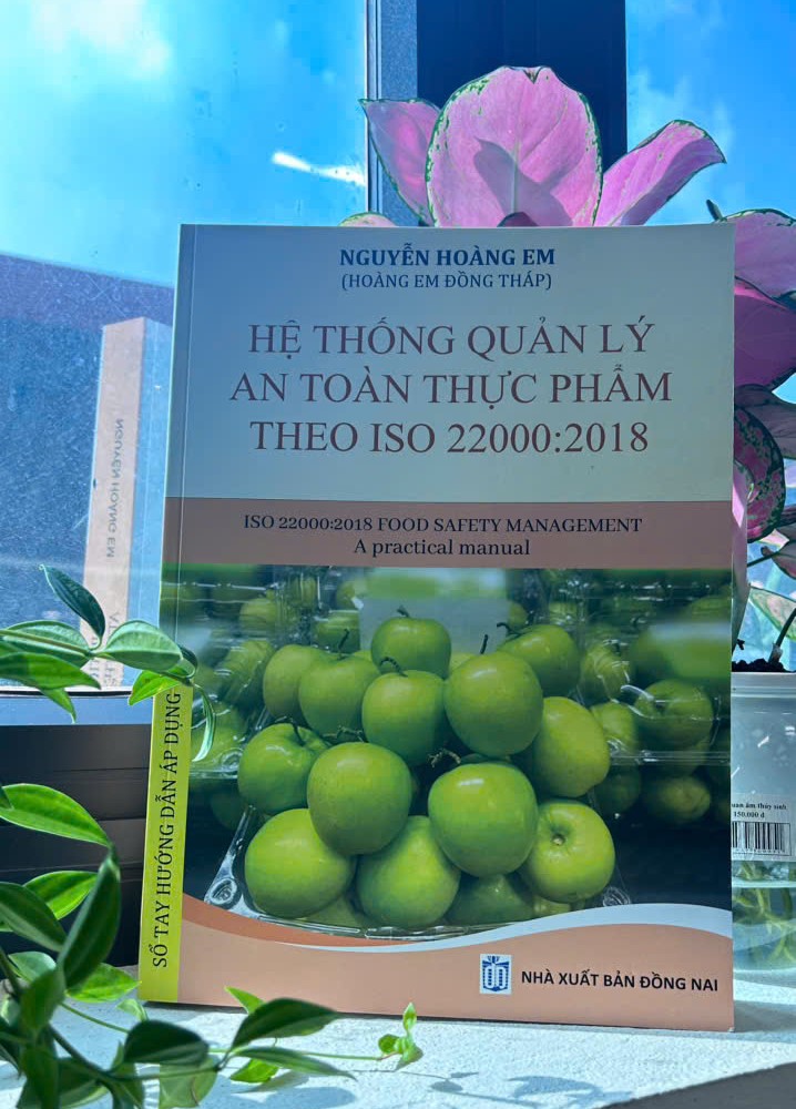 Khoa Công nghệ Hóa trao tặng sách `Hệ thống quản lý An toàn thực phẩm theo ISO 22000:2018` cho Thư viện Đại học Công nghiệp Hà Nội