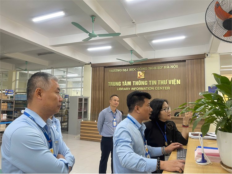 Trung tâm Thông tin Thư viện tiếp đón đại diện đoàn chuyên gia đánh giá ngoài các chương trình đào tạo đến tham quan và khảo sát về Thư viện