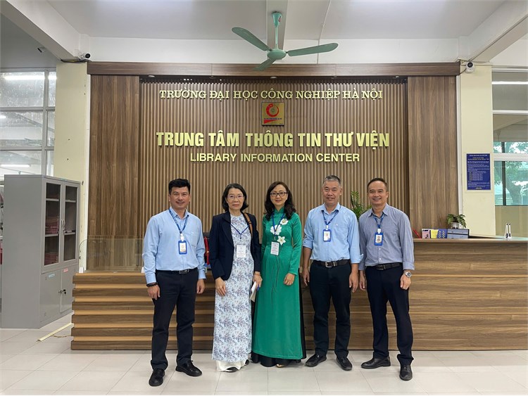 Trung tâm Thông tin Thư viện tiếp đón đại diện đoàn chuyên gia đánh giá ngoài các chương trình đào tạo đến tham quan và khảo sát về Thư viện